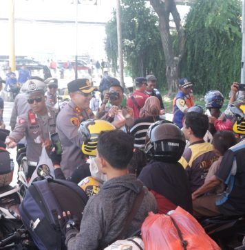 Bantu Pemudik di Pelabuhan Bakauheni, Polisi Bagikan Minum Gratis