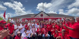 Ratusan Massa Kawal Pendaftaran Bacalon Bupati Landak Karolin Margret Natasa – Erani ke Kantor DPC PDI Perjuangan