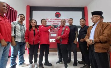 Serahkan Berkas Pendaftaran Bacalon Bupati Landak Ke DPC PDI Perjuangan, Heri Saman : Kita Maju Terus, Apapun Konsekuensinya