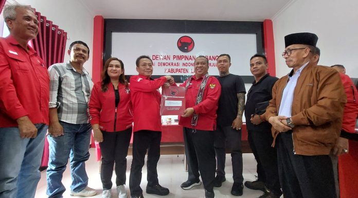Serahkan Berkas Pendaftaran Bacalon Bupati Landak Ke DPC PDI Perjuangan, Heri Saman : Kita Maju Terus, Apapun Konsekuensinya