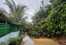 BERITA FOTO : Tanah Lonsor di Gang Pisang Dangoan Putus Akses Warga