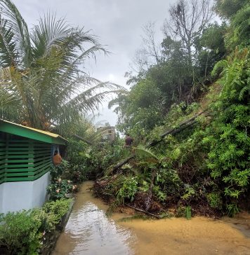 BERITA FOTO : Tanah Lonsor di Gang Pisang Dangoan Putus Akses Warga