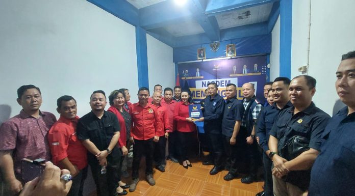 Serahkan Berkas Pendaftaran Ke Partai Nasdem, Balon Bupati Landak Karolin : Semoga Berjodoh