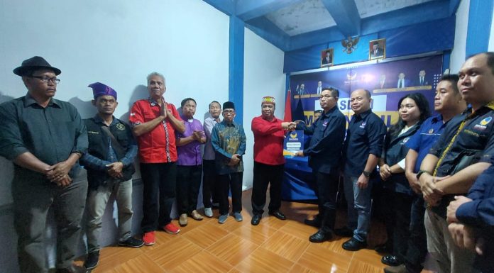Didampingi Tokoh Agama, Masyarakat dan Ormas, Heri Saman Kembalikan Berkas Pendaftaran Ke Partai Nasdem