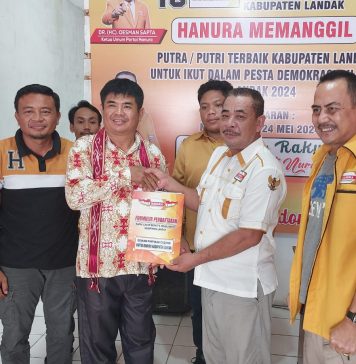 Aren Pagea, Bacalon Wakil Bupati Landak Serahkan Berkas Pendaftaran Ke Hanura