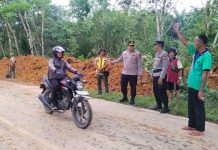 Material Lonsor Tutup Akses Jalan di Dusun Sei Raya Jelimpo Sudah Dibersihkan