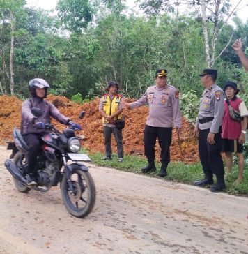 Material Lonsor Tutup Akses Jalan di Dusun Sei Raya Jelimpo Sudah Dibersihkan