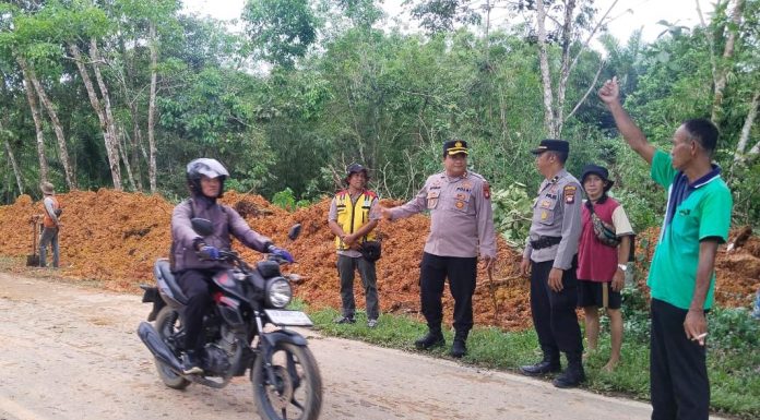 Material Lonsor Tutup Akses Jalan di Dusun Sei Raya Jelimpo Sudah Dibersihkan