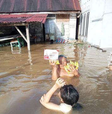 100 Dus Bantuan Makan Siap Saji, Dibagikan ACTB Heri Saman Kepada Korban Banjir