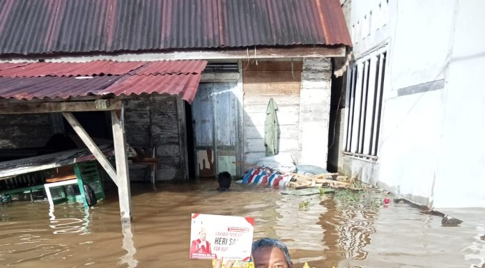 100 Dus Bantuan Makan Siap Saji, Dibagikan ACTB Heri Saman Kepada Korban Banjir