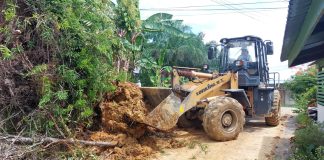BERITA FOTO : Alat Berat Milik PT. MPS Bantu Evakuasi Material Lonsor di Gang Pisang