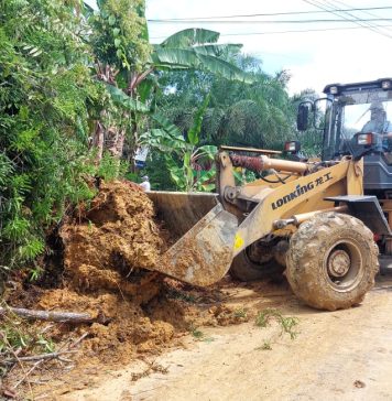 BERITA FOTO : Alat Berat Milik PT. MPS Bantu Evakuasi Material Lonsor di Gang Pisang