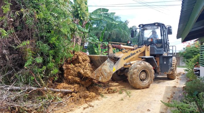 BERITA FOTO : Alat Berat Milik PT. MPS Bantu Evakuasi Material Lonsor di Gang Pisang