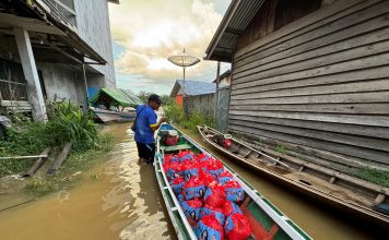 Korban Terdampak Banjir di Landak Terima Bantuan