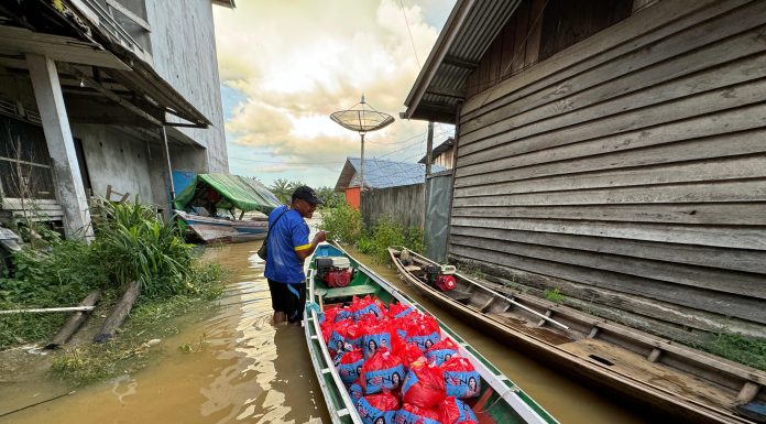 Korban Terdampak Banjir di Landak Terima Bantuan