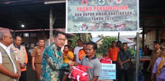 Korban Banjir di Posko Pengungsian Terima Bantuan