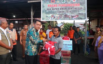 Korban Banjir di Posko Pengungsian Terima Bantuan