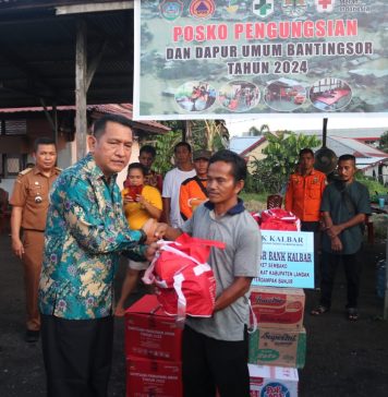 Korban Banjir di Posko Pengungsian Terima Bantuan
