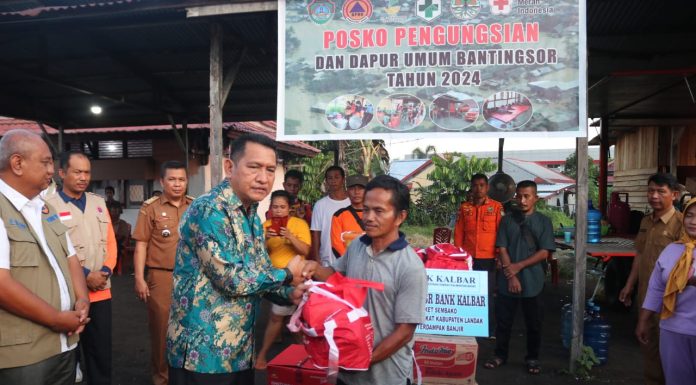 Korban Banjir di Posko Pengungsian Terima Bantuan