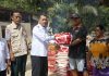 Gerak Cepat Pj. Bupati Landak Gutmen Nainggolan Serahkan Bantuan Banjir di Tebedak