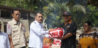 Gerak Cepat Pj. Bupati Landak Gutmen Nainggolan Serahkan Bantuan Banjir di Tebedak