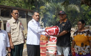 Gerak Cepat Pj. Bupati Landak Gutmen Nainggolan Serahkan Bantuan Banjir di Tebedak
