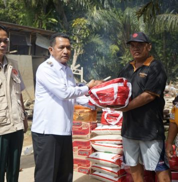 Gerak Cepat Pj. Bupati Landak Gutmen Nainggolan Serahkan Bantuan Banjir di Tebedak