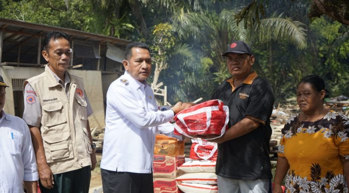 Gerak Cepat Pj. Bupati Landak Gutmen Nainggolan Serahkan Bantuan Banjir di Tebedak