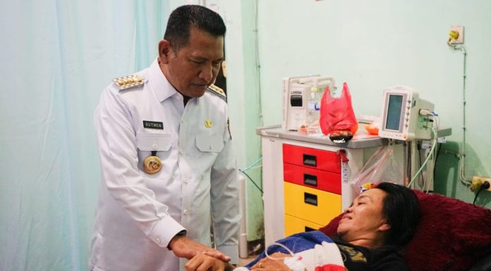 Tinjau Pelayanan RSUD, Pj. Bupati Landak Gutmen Ajak Nakes Bekerja Sepenuh Hati