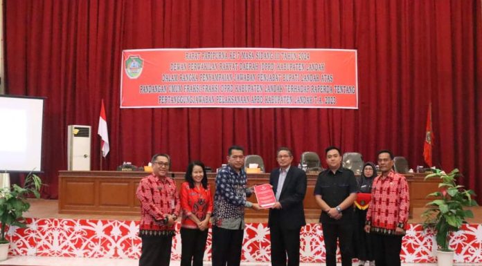Gutmen Tanggapi Pandangan Umum Fraksi DPRD Landak Terhadap Raperda Pertanggungjawaban Pelaksanaan APBD 2023