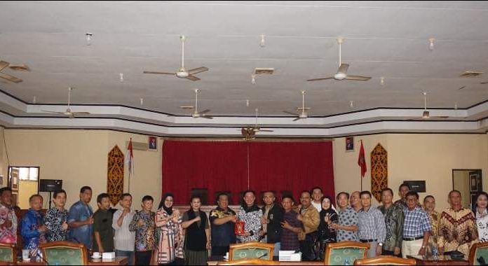 DPRD Kota Singkawang Kunjungi DPRD Landak, Bahas Relokasi PKL Hingga Pemberlakuan KIP Bagi Peserta Didik