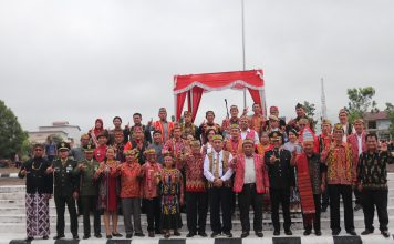 Peserta Upacara Peringatan Hari Lahir Pancasila Pemkab Landak Gunakan Pakai Adat Nusantara