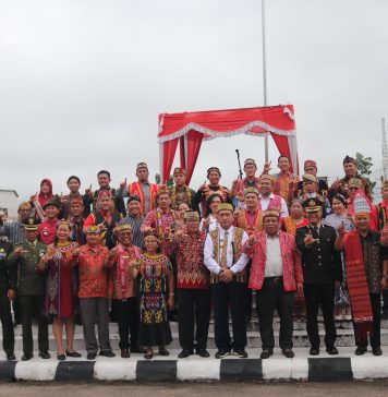Peserta Upacara Peringatan Hari Lahir Pancasila Pemkab Landak Gunakan Pakai Adat Nusantara
