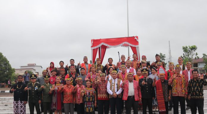Peserta Upacara Peringatan Hari Lahir Pancasila Pemkab Landak Gunakan Pakai Adat Nusantara