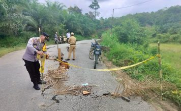 Sejumlah Titik Lonsor Jalan Penghubung di Kecamatan Air Besar Dipasang Garis Polisi