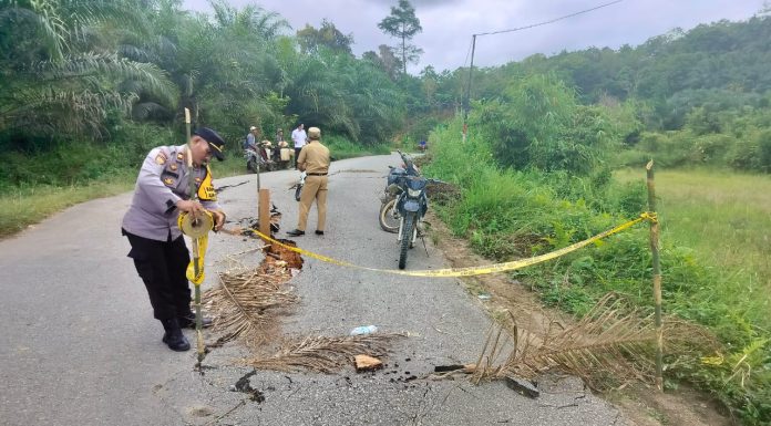 Sejumlah Titik Lonsor Jalan Penghubung di Kecamatan Air Besar Dipasang Garis Polisi