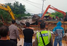 Perbaikan Jembatan Ambruk di Desa Tunang Masih Dilakukan, Pengendara Diminta Cari Jalur Alternatif