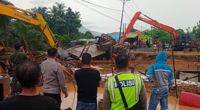 Perbaikan Jembatan Ambruk di Desa Tunang Masih Dilakukan, Pengendara Diminta Cari Jalur Alternatif