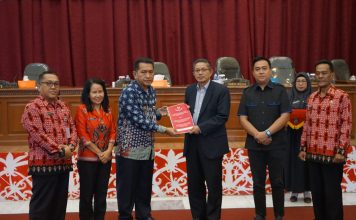 Gutmen Sampaikan Jawaban Atas Pandangan Umum Fraksi DPRD Landak