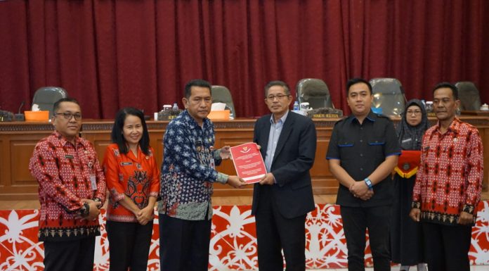 Gutmen Sampaikan Jawaban Atas Pandangan Umum Fraksi DPRD Landak