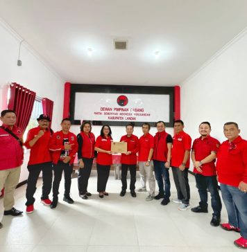 Karolin Serahkan Surat Tugas Calon Bupati Landak ke DPC PDI Perjuangan