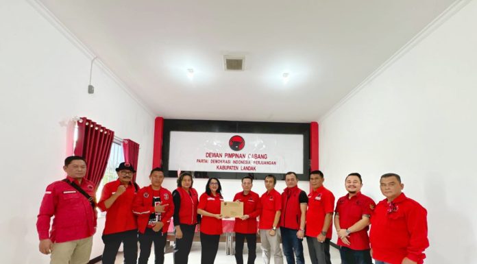 Karolin Serahkan Surat Tugas Calon Bupati Landak ke DPC PDI Perjuangan
