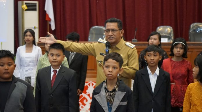 Gutmen Hadiri Pelepasan Pelajar Kelas VI SDS Alfa Omega Ngabang