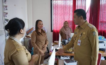 Pastikan ASN Bekerja Maksimal, Pj. Bupati Landak Gutmen Tinjau Sejumlah Kantor OPD