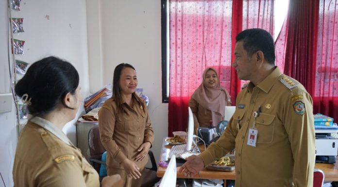 Pastikan ASN Bekerja Maksimal, Pj. Bupati Landak Gutmen Tinjau Sejumlah Kantor OPD