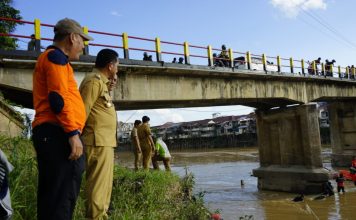 Gutmen Pantau Pembersihan Tumpukan Kayu dan Sampah Dibawah Jembatan Lama Ngabang