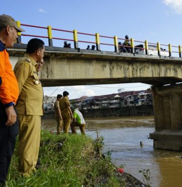 Gutmen Pantau Pembersihan Tumpukan Kayu dan Sampah Dibawah Jembatan Lama Ngabang