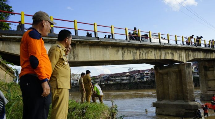 Gutmen Pantau Pembersihan Tumpukan Kayu dan Sampah Dibawah Jembatan Lama Ngabang