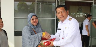 Operasi Pasar Murah Kerjasama Pemkab Landak Bersama Kejaksaan Negeri Diserbu Warga