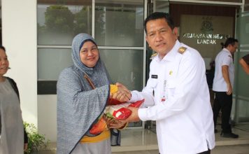 Operasi Pasar Murah Kerjasama Pemkab Landak Bersama Kejaksaan Negeri Diserbu Warga
